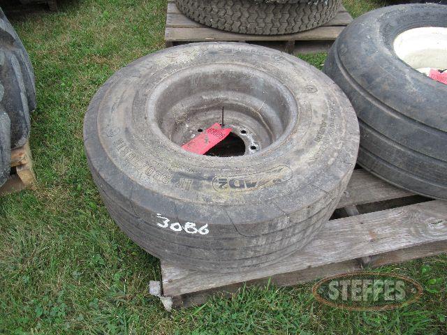 280-70R15 tire on 8-bolt rim_0.JPG
